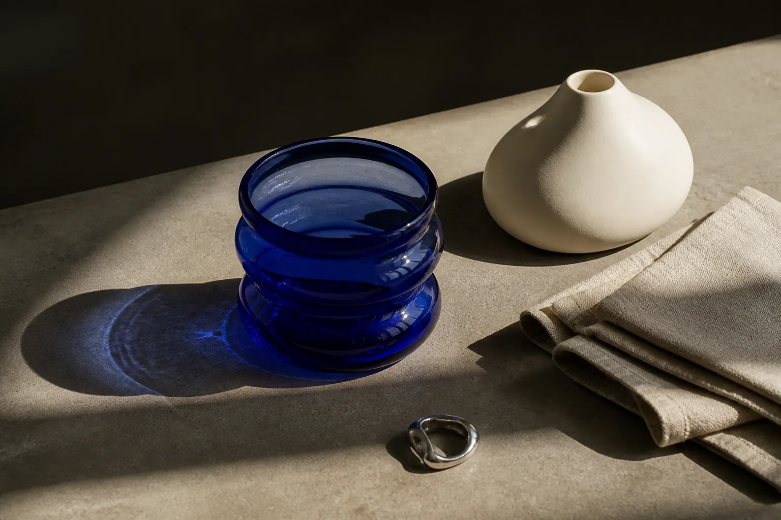 青いガラスと白い器を配した架空のスチルライフ作品 Form and Quiet。画像はAI生成です